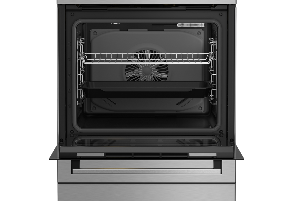 Απεικονίζεται ο φούρνος ανοιχτός.